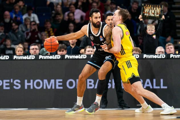 Martin Breunig (Veolia Towers Hamburg, 13) im Dribbling gegen Moses Wood (ALBA Berlin, 11), GER, Veolia Towers Hamburg vs Alba Berlin, Basketball, Bundesliga, Spieltag 10, Saison 2025 2026, 14.12.2025 GER, Veolia Towers Hamburg vs Alba Berlin, Basketball, Bundesliga, Spieltag 10, Saison 2025 2026, 14.12.2025 Hamburg Copyright: xEibner-Pressefoto MaxxVincenx EP_MVN