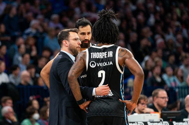 Benka Barloschky (Veolia Towers Hamburg, Trainer) gibt Spieler Anweisungen, Martin Breunig (Veolia Towers Hamburg, 13) und Leonard Thorpe Jr. (Veolia Towers Hamburg, 02), GER, Veolia Towers Hamburg vs Alba Berlin, Basketball, Bundesliga, Spieltag 10, Saison 2025 2026, 14.12.2025 GER, Veolia Towers Hamburg vs Alba Berlin, Basketball, Bundesliga, Spieltag 10, Saison 2025 2026, 14.12.2025 Hamburg Copyright: xEibner-Pressefoto MaxxVincenx EP_MVN