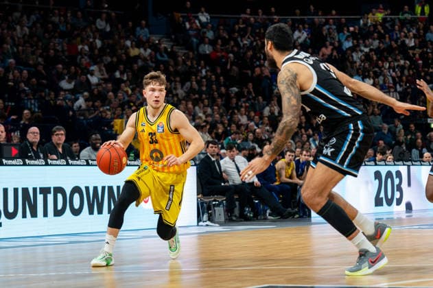 Bennet Hundt (ALBA Berlin, 33) im Dribbling gegen Martin Breunig (Veolia Towers Hamburg, 13), GER, Veolia Towers Hamburg vs Alba Berlin, Basketball, Bundesliga, Spieltag 10, Saison 2025 2026, 14.12.2025 GER, Veolia Towers Hamburg vs Alba Berlin, Basketball, Bundesliga, Spieltag 10, Saison 2025 2026, 14.12.2025 Hamburg Copyright: xEibner-Pressefoto MaxxVincenx EP_MVN
