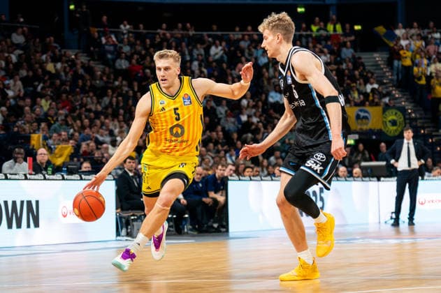 Sam Griesel (ALBA Berlin, 05) im Dribbling, Zsombor Maronka (Veolia Towers Hamburg, 05), GER, Veolia Towers Hamburg vs Alba Berlin, Basketball, Bundesliga, Spieltag 10, Saison 2025 2026, 14.12.2025 GER, Veolia Towers Hamburg vs Alba Berlin, Basketball, Bundesliga, Spieltag 10, Saison 2025 2026, 14.12.2025 Hamburg Copyright: xEibner-Pressefoto MaxxVincenx EP_MVN