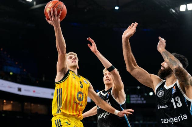 Sam Griesel (ALBA Berlin, 05) beim Korbleger gegen Zsombor Maronka (Veolia Towers Hamburg, 05) und Martin Breunig (Veolia Towers Hamburg, 13), GER, Veolia Towers Hamburg vs Alba Berlin, Basketball, Bundesliga, Spieltag 10, Saison 2025 2026, 14.12.2025 GER, Veolia Towers Hamburg vs Alba Berlin, Basketball, Bundesliga, Spieltag 10, Saison 2025 2026, 14.12.2025 Hamburg Copyright: xEibner-Pressefoto MaxxVincenx EP_MVN