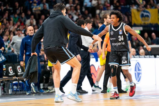 Ross Williams (Veolia Towers Hamburg, 34) jubelt Jubel mit Benedikt Turudic (Veolia Towers Hamburg, 44), GER, Veolia Towers Hamburg vs Alba Berlin, Basketball, Bundesliga, Spieltag 10, Saison 2025 2026, 14.12.2025 GER, Veolia Towers Hamburg vs Alba Berlin, Basketball, Bundesliga, Spieltag 10, Saison 2025 2026, 14.12.2025 Hamburg Copyright: xEibner-Pressefoto MaxxVincenx EP_MVN