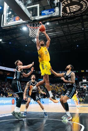 Norris Agbakoko (ALBA Berlin, 17) beim Dunk, Niklas Wimberg (Veolia Towers Hamburg, 17), Martin Breunig (Veolia Towers Hamburg, 13), GER, Veolia Towers Hamburg vs Alba Berlin, Basketball, Bundesliga, Spieltag 10, Saison 2025 2026, 14.12.2025 GER, Veolia Towers Hamburg vs Alba Berlin, Basketball, Bundesliga, Spieltag 10, Saison 2025 2026, 14.12.2025 Hamburg Copyright: xEibner-Pressefoto MaxxVincenx EP_MVN