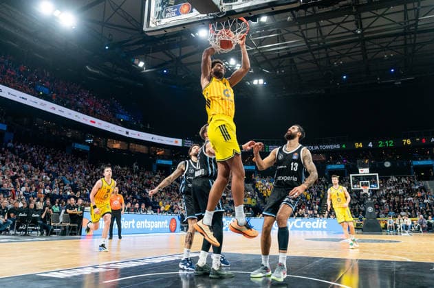 Norris Agbakoko (ALBA Berlin, 17) beim Dunk, Niklas Wimberg (Veolia Towers Hamburg, 17), Martin Breunig (Veolia Towers Hamburg, 13), GER, Veolia Towers Hamburg vs Alba Berlin, Basketball, Bundesliga, Spieltag 10, Saison 2025 2026, 14.12.2025 GER, Veolia Towers Hamburg vs Alba Berlin, Basketball, Bundesliga, Spieltag 10, Saison 2025 2026, 14.12.2025 Hamburg Copyright: xEibner-Pressefoto MaxxVincenx EP_MVN