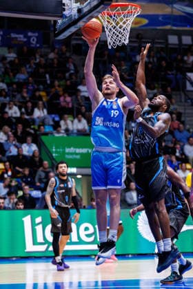 easycredit BBL, Frankfurt Skyliners - Science City Jena, 14.12.2025 Till Pape (Frankfurt Skyliners, 19) am Brett gegen Naz Bohannon (Science City Jena, 15) Spiel der easycredit BBL Frankfurt Skyliners - Science City Jena; am 10. Spieltag der Saison 25 26 in der Süwag Energie ARENA am 14.12.2025 Copyright: xBEAUTIFULxSPORTS Hahnex