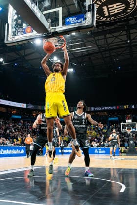 Norris Agbakoko (ALBA Berlin, 17) beim Dunk, Niklas Wimberg (Veolia Towers Hamburg, 17), Leonard Thorpe Jr. (Veolia Towers Hamburg, 02), GER, Veolia Towers Hamburg vs Alba Berlin, Basketball, Bundesliga, Spieltag 10, Saison 2025 2026, 14.12.2025 GER, Veolia Towers Hamburg vs Alba Berlin, Basketball, Bundesliga, Spieltag 10, Saison 2025 2026, 14.12.2025 Hamburg Copyright: xEibner-Pressefoto MaxxVincenx EP_MVN