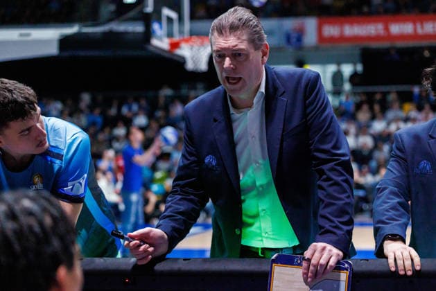 easycredit BBL, Frankfurt Skyliners - Science City Jena, 14.12.2025 Trainer Klaus Perwas (Frankfurt Skyliners) Spiel der easycredit BBL Frankfurt Skyliners - Science City Jena; am 10. Spieltag der Saison 25 26 in der Süwag Energie ARENA am 14.12.2025 Copyright: xBEAUTIFULxSPORTS Hahnex