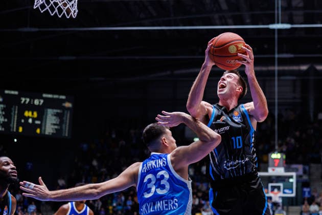 easycredit BBL, Frankfurt Skyliners - Science City Jena, 14.12.2025 Joe Wieskamp (Science City Jena, 10) mit einem Korbleger gegen Ryan Hawkins (Frankfurt Skyliners, 33) Spiel der easycredit BBL Frankfurt Skyliners - Science City Jena; am 10. Spieltag der Saison 25 26 in der Süwag Energie ARENA am 14.12.2025 Copyright: xBEAUTIFULxSPORTS Hahnex