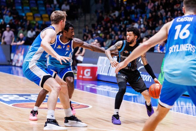 easycredit BBL, Frankfurt Skyliners - Science City Jena, 14.12.2025 Tavian Dunn-Martin (Science City Jena, 0) gegen Isaiah Swope (Frankfurt Skyliners, 1) Spiel der easycredit BBL Frankfurt Skyliners - Science City Jena; am 10. Spieltag der Saison 25 26 in der Süwag Energie ARENA am 14.12.2025 Copyright: xBEAUTIFULxSPORTS Hahnex