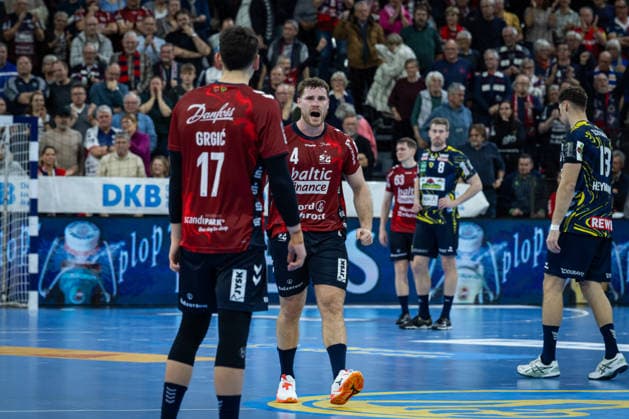 DAIKIN HBL: SG Flensburg-Handewitt vs Rhein-Neckar Löwen; 14.12.25 Jubel nach Sieg Johannes Golla (Nr.04, SG Flensburg-Handewitt), Marko Grgic (Nr.17, SG Flensburg-Handewitt) DAIKIN HBL: SG Flensburg-Handewitt vs Rhein-Neckar Löwen, GP JOULE Arena am 14.12.25 Copyright: xBEAUTIFULxSPORTS MarioxM.xKobergx