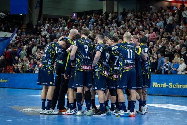 DAIKIN HBL: SG Flensburg-Handewitt vs Rhein-Neckar Löwen; 14.12.25 Team Rhein-Neckar Löwen nach dem Spiel DAIKIN HBL: SG Flensburg-Handewitt vs Rhein-Neckar Löwen, GP JOULE Arena am 14.12.25 Copyright: xBEAUTIFULxSPORTS MarioxM.xKobergx