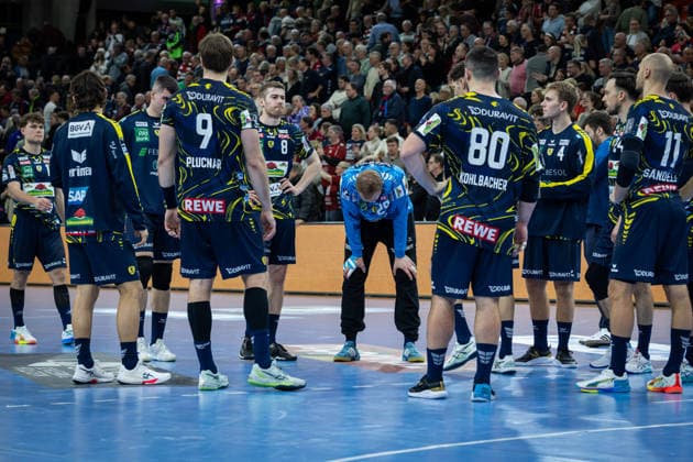 DAIKIN HBL: SG Flensburg-Handewitt vs Rhein-Neckar Löwen; 14.12.25 Team Rhein-Neckar Löwen nach dem Spiel DAIKIN HBL: SG Flensburg-Handewitt vs Rhein-Neckar Löwen, GP JOULE Arena am 14.12.25 Copyright: xBEAUTIFULxSPORTS MarioxM.xKobergx