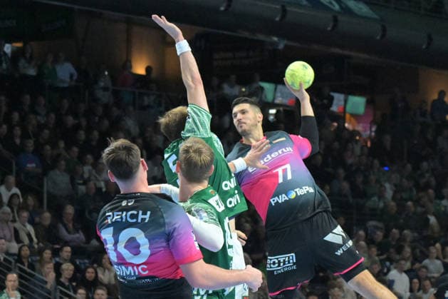14.12.2025, xlakx, Handball Daikin HBL, Fuechse Berlin - HSG Wetzlar v.l. Stefan Cavor (HSG Wetzlar) setzt zum Sprungwurf an Berlin