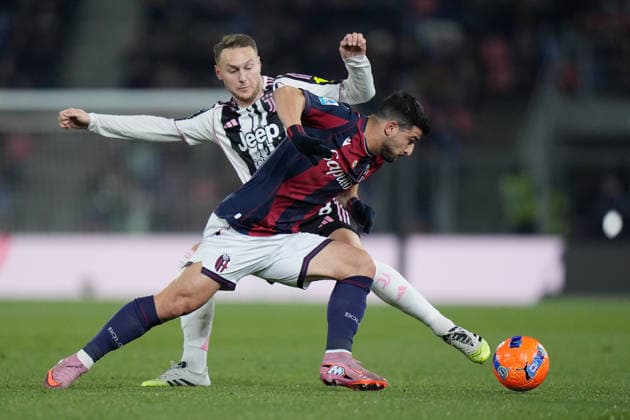 Bologna™s Riccardo Orsolini fights for the ball with Juventus Teun Koopmeiners during the Serie A soccer match between Bologna and Juventus at the Dallara Stadium in Bologna , north Italy - Sunday , December 14 , 2025. - Soccer .  Copyright: xSpada LaPressex