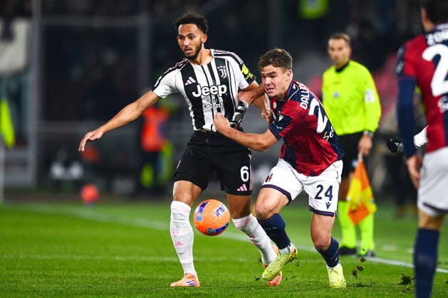 2025-12-14 Bologna FC 1909 v Juventus FC - Serie A BOLOGNA, ITALY - DECEMBER 14: Lloyd Kelly of Juventus FC battles for the ball with Thijs Dallinga of Bologna FC 1909 during the Serie A match between Bologna FC 1909 and Juventus FC at Renato Dall Ara Stadium on December 14, 2025 in Bologna, Italy. (Photo by Alberto Gandolfo BSR Agency) Bologna Italy Content not available for redistribution in The Netherlands directly or indirectly through any third parties. Copyright: xBSRxAgencyx