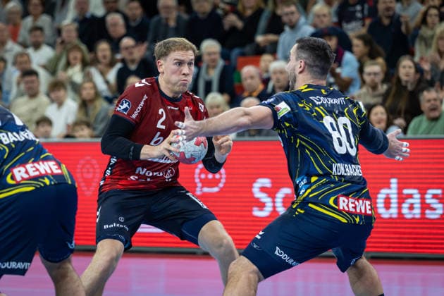 DAIKIN HBL: SG Flensburg-Handewitt vs Rhein-Neckar Löwen; 14.12.25 Simon Pytlick (Nr.02, SG Flensburg-Handewitt) gegen Jannik Kohlbacher (Nr.80, Rhein-Neckar Löwen) DAIKIN HBL: SG Flensburg-Handewitt vs Rhein-Neckar Löwen, GP JOULE Arena am 14.12.25 Copyright: xBEAUTIFULxSPORTS MarioxM.xKobergx