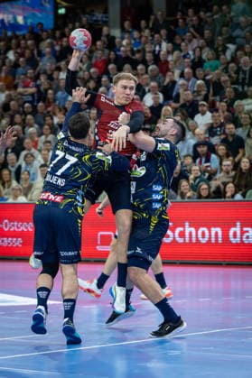 DAIKIN HBL: SG Flensburg-Handewitt vs Rhein-Neckar Löwen; 14.12.25 Simon Pytlick (Nr.02, SG Flensburg-Handewitt) gegen Jannik Kohlbacher (Nr.80, Rhein-Neckar Löwen) und Dani Baijens (Nr.77, Rhein-Neckar Löwen) DAIKIN HBL: SG Flensburg-Handewitt vs Rhein-Neckar Löwen, GP JOULE Arena am 14.12.25 Copyright: xBEAUTIFULxSPORTS MarioxM.xKobergx