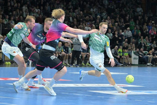 14.12.2025, xlakx, Handball Daikin HBL, Fuechse Berlin - HSG Wetzlar v.l. Max Darj (Fuechse Berlin), Georg Loewen (HSG Wetzlar), Mathias Gidsel (Fuechse Berlin) Zweikampf, Duell, Kampf, tackle Berlin