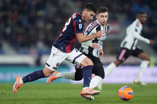 Juventus™ Francisco Conceicao fights for the ball with Bologna™s Nicolo Cambiaghi during the Serie A soccer match between Bologna and Juventus at the Dallara Stadium in Bologna , north Italy - Sunday , December 14 , 2025. - Soccer .  Copyright: xSpada LaPressex
