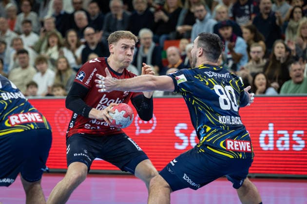 DAIKIN HBL: SG Flensburg-Handewitt vs Rhein-Neckar Löwen; 14.12.25 Simon Pytlick (Nr.02, SG Flensburg-Handewitt) gegen Jannik Kohlbacher (Nr.80, Rhein-Neckar Löwen) DAIKIN HBL: SG Flensburg-Handewitt vs Rhein-Neckar Löwen, GP JOULE Arena am 14.12.25 Copyright: xBEAUTIFULxSPORTS MarioxM.xKobergx