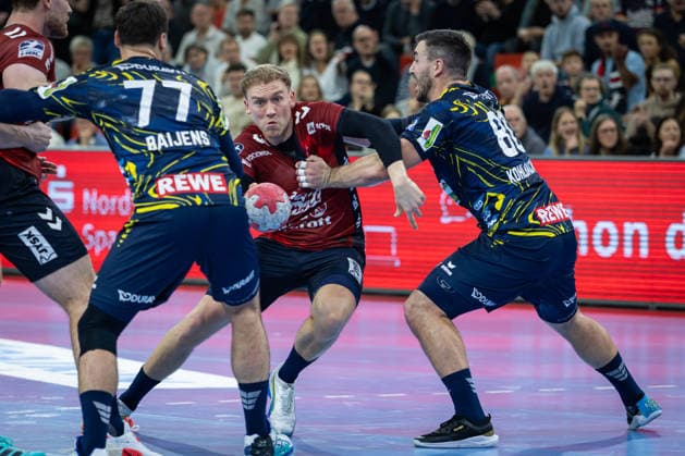 DAIKIN HBL: SG Flensburg-Handewitt vs Rhein-Neckar Löwen; 14.12.25 Simon Pytlick (Nr.02, SG Flensburg-Handewitt) gegen Jannik Kohlbacher (Nr.80, Rhein-Neckar Löwen) und Dani Baijens (Nr.77, Rhein-Neckar Löwen) DAIKIN HBL: SG Flensburg-Handewitt vs Rhein-Neckar Löwen, GP JOULE Arena am 14.12.25 Copyright: xBEAUTIFULxSPORTS MarioxM.xKobergx