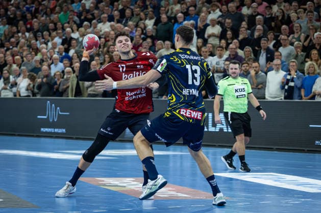 DAIKIN HBL: SG Flensburg-Handewitt vs Rhein-Neckar Löwen; 14.12.25 Marko Grgic (Nr.17, SG Flensburg-Handewitt) gegen Sebastian Heymann (Nr.13, Rhein-Neckar Löwen) DAIKIN HBL: SG Flensburg-Handewitt vs Rhein-Neckar Löwen, GP JOULE Arena am 14.12.25 Copyright: xBEAUTIFULxSPORTS MarioxM.xKobergx