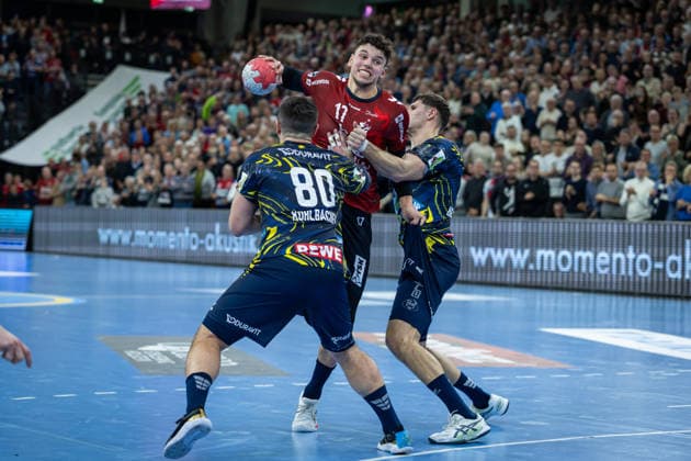 DAIKIN HBL: SG Flensburg-Handewitt vs Rhein-Neckar Löwen; 14.12.25 Marko Grgic (Nr.17, SG Flensburg-Handewitt) gegen Jannik Kohlbacher (Nr.80, Rhein-Neckar Löwen) und Sebastian Heymann (Nr.13, Rhein-Neckar Löwen) DAIKIN HBL: SG Flensburg-Handewitt vs Rhein-Neckar Löwen, GP JOULE Arena am 14.12.25 Copyright: xBEAUTIFULxSPORTS MarioxM.xKobergx