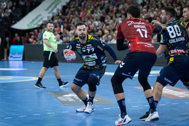 DAIKIN HBL: SG Flensburg-Handewitt vs Rhein-Neckar Löwen; 14.12.25 Dani Baijens (Nr.77, Rhein-Neckar Löwen) gegen Marko Grgic (Nr.17, SG Flensburg-Handewitt) DAIKIN HBL: SG Flensburg-Handewitt vs Rhein-Neckar Löwen, GP JOULE Arena am 14.12.25 Copyright: xBEAUTIFULxSPORTS MarioxM.xKobergx