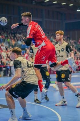 Szene mit Florian Drosten (18; MT Melsungen) und Johannes Wasielewski (77; Bergischer HC) Florian Drosten (18; MT Melsungen) und Johannes Wasielewski (77; Bergischer HC) in Aktion Copyright: xMichaelxSchäferx