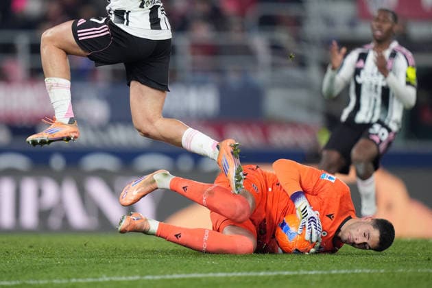 Bologna s goalkeeper Federico Ravaglia during the Serie A soccer match between Bologna and Juventus at the Dallara Stadium in Bologna , north Italy - Sunday , December 14 , 2025. - Soccer .  Copyright: xSpada LaPressex