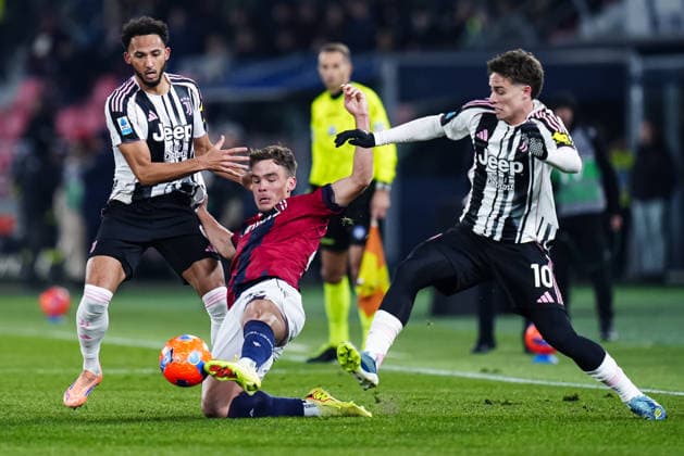 Bologna FC 1909 v Juventus FC - Serie A Enilive Thijs Dallinga of Bologna FC is challenged by Lloyd Kelly of Juventus FC and Kenan Yildiz during the serie Serie A Enilive match between Bologna FC 1909 and Juventus FC at Stadio Renato Dall™Ara on December 14, 2025 in Bologna, Italy Bologna Stadio Renato Dall Ara Bologna Italy Copyright: xGiuseppexMaffiax 251214_SerieA_Bologna-Juventusi_05952