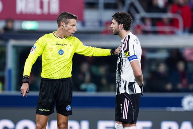 Bologna FC 1909 v Juventus FC - Serie A Enilive Manuel Locatelli of Juventus FC protests with the referee Davide Massa during the serie Serie A Enilive match between Bologna FC 1909 and Juventus FC at Stadio Renato Dall™Ara on December 14, 2025 in Bologna, Italy Bologna Stadio Renato Dall Ara Bologna Italy Copyright: xGiuseppexMaffiax 251214_SerieA_Bologna-Juventusi_09614