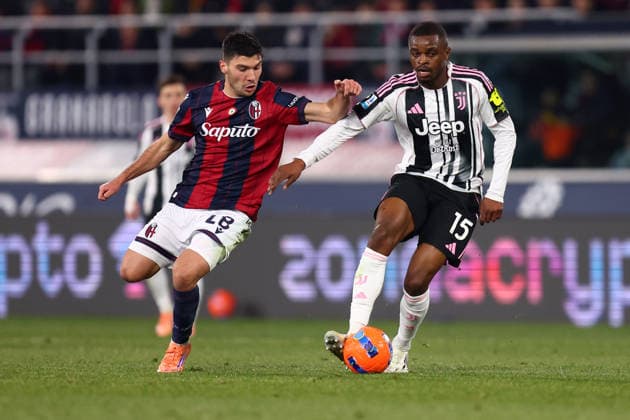 Nicolo Cambiaghi (Bologna Fc) und Pierre Kalulu (Juventus FC) battle for the ball, Serie A, Bologna FC 1909 v Juventus Fc, Giovanni Zini, December 14, 2025, Bologna, Italy.