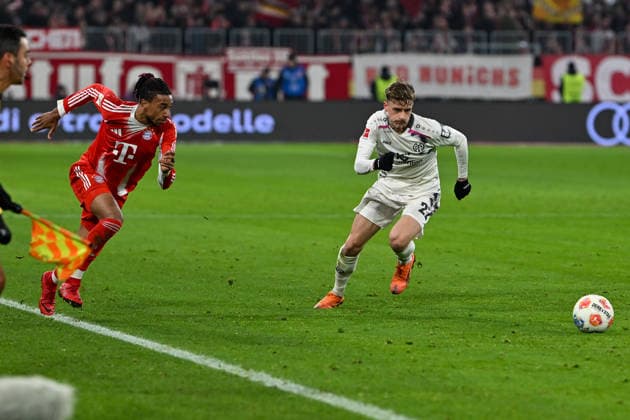 GER, Bayern, Muenchen, Fussball, FC Bayern Muenchen - 1. FSV Mainz 05, in der Allianz Arena, Muenchen, Bundesliga, 14. Spieltag, 14.12.25, v.l. Michael Akpovie Olise (FC Bayern Muenchen, 17), Nikolas Veratschnig (1.FSV Mainz 05, 22), zweikampf um den Ball, im Angriff DFL DFB regulations prohibit any use of photographs as image sequences and or quasi-video, *** GER, Bayern, Muenchen, Fußball, FC Bayern Muenchen 1 FSV Mainz 05, in der Allianz Arena, Muenchen, Bundesliga, 14 Spieltag, 14 12 25, v l Michael Akpovie Olise FC Bayern Muenchen, 17 , Nikolas Veratschnig 1 FSV Mainz 05, 22 , zweikampf um den Ball, im Angriff DFL DFB regulations prohibit any use of photographs as image sequences and or quasi video, Copyright: HMB-Media MichaelxNibel