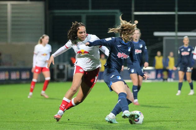 14.12.2025 Fußball Frauen 2025 2026 Google Pixel Frauen-Bundesliga 13. Spieltag RB Leipzig - TSG Hoffenheim RB-Trainingszentrum am Cottaweg Leipzig Lisa Baum (RBL, 11, weiß) im Duell mit Jamilla Rankin (TSG, 5, blau). Leipzig Sachsen Deutschland