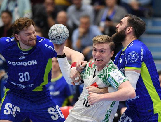 14.12.2025, xophax, Daikin HBL 2025 2026 Handball VFL Gummersbach - SC Magdeburg Schwalbe Arena Gisli Thorgeir Kristjansson , mitte ( SC Magdeburg ) gegen Tom Kiesler , links und Teitur Örn Einarsson , rechts ( beide SC Magdeburg ) Gummersbach