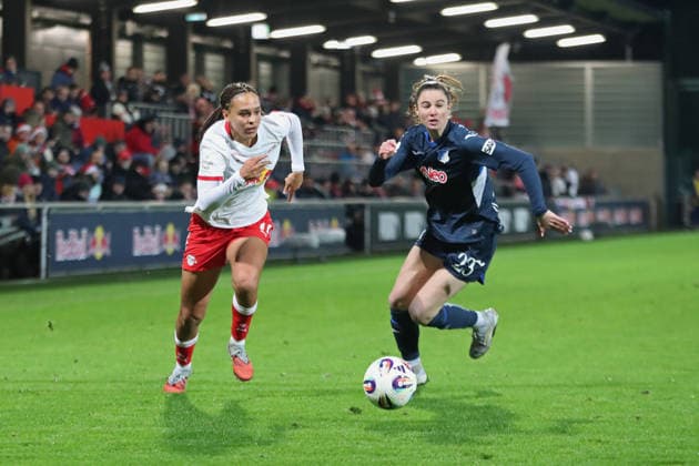 Google Pixel Frauen-Bundesliga, RB Leipzig - TSG Hoffenheim; 14.12.2025 Lisa Baum (11, RB Leipzig) gegen Chiara Hahn (23, TSG Hoffenheim). Fußball, Google Pixel Frauen-Bundesliga, Saison 2025 2026, 13. Spieltag: RB Leipzig vs. TSG 1899 Hoffenheim am 14.12.2025, Trainingszentrum Cottaweg, Leipzig. DFB REGULATIONS PROHIBIT ANY USE OF PHOTOGRAPHS AS IMAGE SEQUENCES AND OR QUASI-VIDEO. Copyright: xBEAUTIFULxSPORTS JanxKaeferx