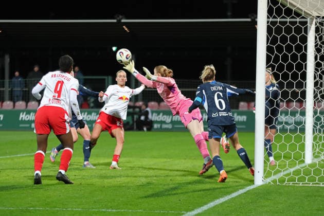 Google Pixel Frauen-Bundesliga, RB Leipzig - TSG Hoffenheim; 14.12.2025 Torwart Laura-Johanna Dick (1, TSG Hoffenheim) klärt vor Marlene Müller (27, RB Leipzig). Fußball, Google Pixel Frauen-Bundesliga, Saison 2025 2026, 13. Spieltag: RB Leipzig vs. TSG 1899 Hoffenheim am 14.12.2025, Trainingszentrum Cottaweg, Leipzig. DFB REGULATIONS PROHIBIT ANY USE OF PHOTOGRAPHS AS IMAGE SEQUENCES AND OR QUASI-VIDEO. Copyright: xBEAUTIFULxSPORTS JanxKaeferx