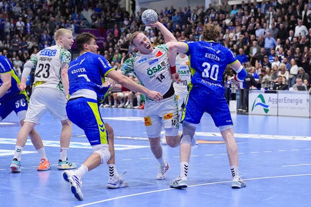 14.12.2025, xydrx, Handball, 1.HBL, VfL Gummersbach - SC Magdeburg, Schwalbe-Arena: Omar Ingi Magnusson (SC Magdeburg 14) im Zweikampf gegen Julian Koester (VfL Gummersbach 7) und Tom Kiesler (VfL Gummersbach 30) Photo: xYannisxDreimannxPressefotoKochx Nordrhein-Westfahlen Deutschland *** 14 12 2025, xydrx, Handball, 1 HBL, VfL Gummersbach SC Magdeburg, Schwalbe Arena Omar Ingi Magnusson SC Magdeburg 14 in a duel against Julian Koester VfL Gummersbach 7 and Tom Kiesler VfL Gummersbach 30 Photo xYannisxDreimannxPressefotoKochx Nordrhein Westfahlen Germany