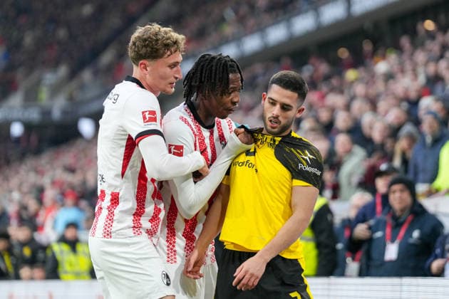 Yan Couto (Borussia Dortmund, BVB, 02) und Johan Manzambi (SC Freiburg, 44) Auseinandersetzung , Deutschland, Fussball, 1. Bundesliga, 14.Spieltag, 2025 2026, SC Freiburg vs. Borussia Dortmund, 14.12.2025, Europa-Park Stadion, Freiburg, Deutschland DFL REGULATIONS PROHIBIT ANY USE OF PHOTOGRAPHS AS IMAGE SEQUENCES AND OR QUASI-VIDEO. Freiburg Europa-Park Stadion Baden-Württemberg Deutschland *** Yan Couto Borussia Dortmund, BVB, 02 and Johan Manzambi SC Freiburg, 44 clash , Germany, Football, 1 Bundesliga, 14 Matchday, 2025 2026, SC Freiburg vs Borussia Dortmund, 14 12 2025, Europa Park Stadion, Freiburg, Germany DFL REGULATIONS PROHIBIT ANY USE OF PHOTOGRAPHS AS IMAGE SEQUENCES AND OR QUASI VIDEO Freiburg Europa Park Stadion Baden Württemberg Germany Copyright: xArnexAmbergx
