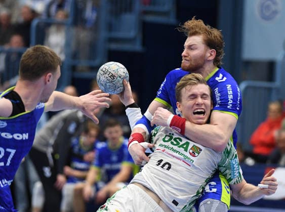 14.12.2025, xophax, Daikin HBL 2025 2026 Handball VFL Gummersbach - SC Magdeburg Tom Kiesler , rechts ( VFL Gummersbach ) hält Gisli Thorgeir Kristjansson ( SC Magdeburg ) vorn. Gummersbach