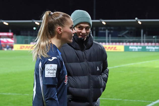 Google Pixel Frauen-Bundesliga, RB Leipzig - TSG Hoffenheim; 14.12.2025 Nationalspielerinnen im Gespräch: Selina Cerci (29, TSG Hoffenheim) mir der verletzten Giovanna Hoffmann (7, RB Leipzig). Fußball, Google Pixel Frauen-Bundesliga, Saison 2025 2026, 13. Spieltag: RB Leipzig vs. TSG 1899 Hoffenheim am 14.12.2025, Trainingszentrum Cottaweg, Leipzig. DFB REGULATIONS PROHIBIT ANY USE OF PHOTOGRAPHS AS IMAGE SEQUENCES AND OR QUASI-VIDEO. Copyright: xBEAUTIFULxSPORTS JanxKaeferx