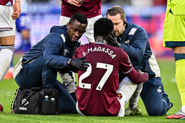 West Ham United v Aston Villa - Premier League Soungoutou Magassa of West Ham receives medical treatment during the Premier League match between West Ham United and Aston Villa at the London Stadium in Stratford, on December 14, 2025. Stratford Greater London United Kingdom  Copyright: xMIxNewsx originalFilename:fletcher-westhamu251214_npFxu.jpg