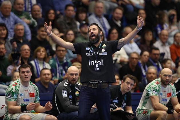 14.12.2025, xtgx, VfL Gummersbach - SC Magdeburg v.l. Bennet Wiegert (Magdeburg, Trainer) Reklamiert, beschwert sich, schimpft Gummersbach
