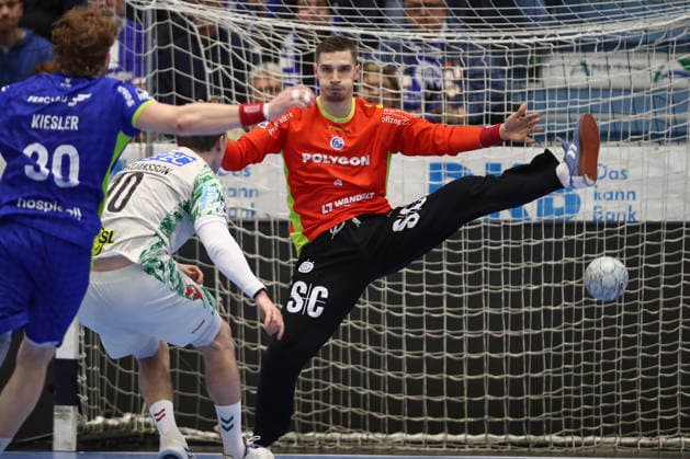 14.12.2025, xtgx, VfL Gummersbach - SC Magdeburg v.l. Gisli Thorgeir Kristjansson (Magdeburg, 10), Dominik Kuzmanovic (Gummersbach, 1) Parade, haelt den Ball, faengt den Ball, pariert Gummersbach