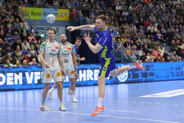 14.12.2025, xtgx, VfL Gummersbach - SC Magdeburg v.l. Kristjan Horzen (Gummersbach, 27) wirft Tor, Torschuetze, erzielt Tor, Treffer, scores the goal Gummersbach