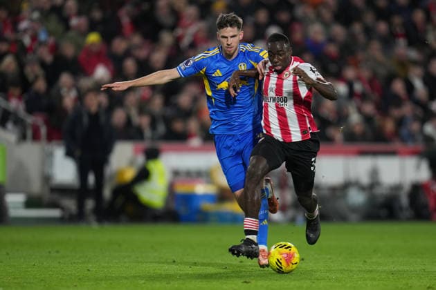 Premier League Brentford v Leeds United Michael Kayode of Brentford and Anton Stach of Leeds United during the Premier League match Brentford vs Leeds United at The Gtech Community Stadium, London, United Kingdom, 14th December 2025 (Photo by Harvey Murphy News Images) Copyright: xHarveyxMurphy NewsxImagesx