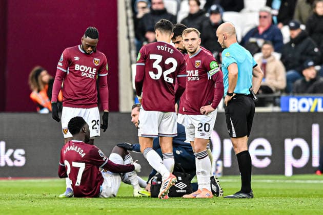 West Ham United v Aston Villa - Premier League Soungoutou Magassa of West Ham sits injured on the pitch during the Premier League match between West Ham United and Aston Villa at the London Stadium in Stratford, United Kingdom, on December 14, 2025. Stratford Greater London United Kingdom  Copyright: xMIxNewsx originalFilename:fletcher-westhamu251214_nplBd.jpg