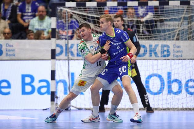 14.12.2025, xtgx, VfL Gummersbach - SC Magdeburg v.l. Elvar Orn Jonsson (Magdeburg, 19), Ellidi Snaer Vidarsson (Gummersbach, 4) Zweikampf, Duell, Kampf, tackle Gummersbach