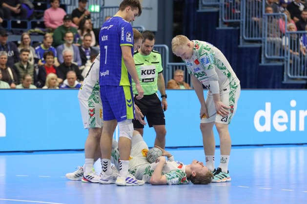 14.12.2025, xtgx, VfL Gummersbach - SC Magdeburg v.l. Gisli Thorgeir Kristjansson (Magdeburg, 10) verletzt Verletzung Gummersbach